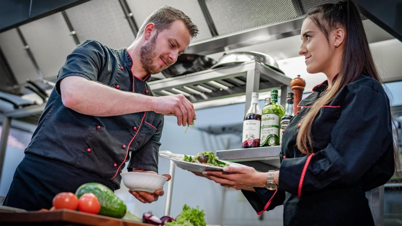 Wellness Penzion-Restaurace U Pstrosa Vsemyslice Exteriör bild